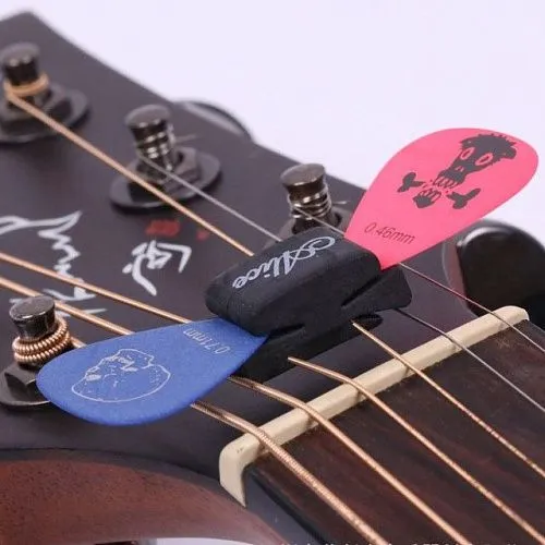 Alice A010CP Резиновый держатель для медиаторов с креплением на струны на головке грифа гитары.